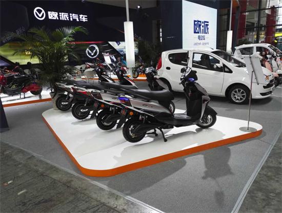 首屆廣西電動(dòng)車展開幕 歐派新匠心引爆人氣(圖2) 首屆廣西電動(dòng)車展開幕 歐派新匠心引爆人氣(圖2)