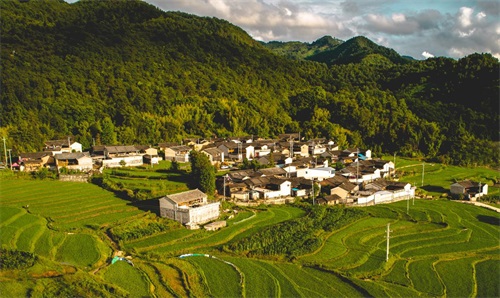 听说玛御谷温泉小镇入驻了心花怒放的网红酒店